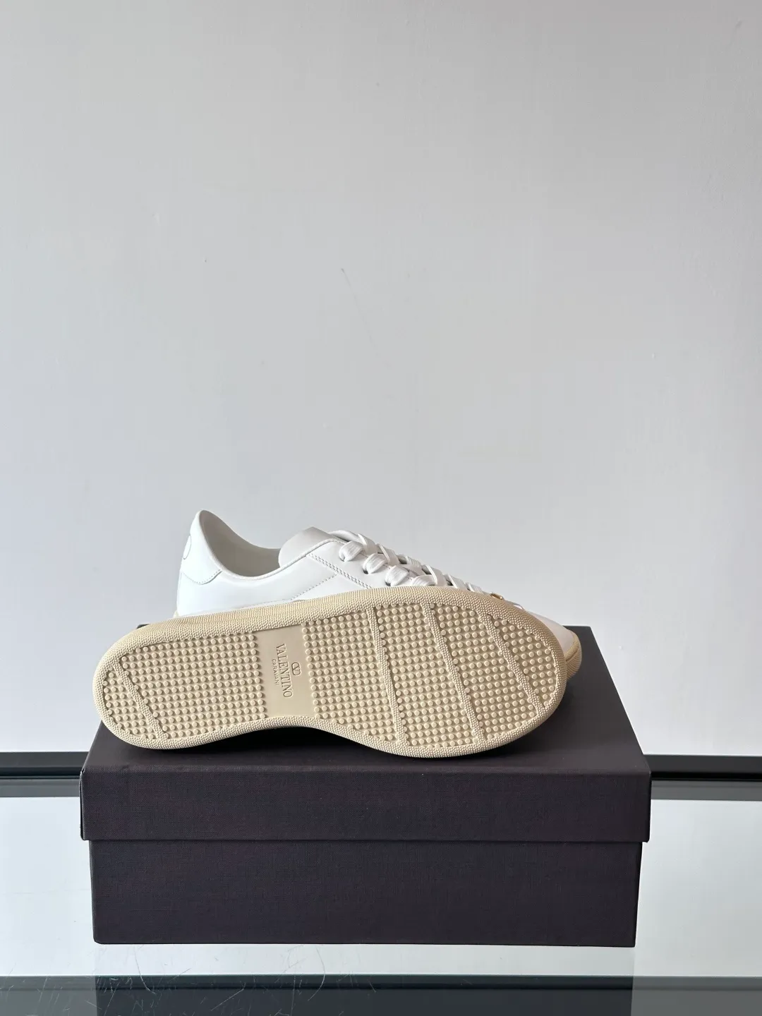 P440¥& VALENTINO Boys’ spring and summer white shoes🤍 VALENTINO GARAVANI ROYCO men’s soft calfskin sneakers, the shoelaces are equipped with removable vintage brass distressed effect VLOGO SIGNATURE accessories, and the back of the shoes is screen printed. Comfortable and good looking on the feet!  size：38-45